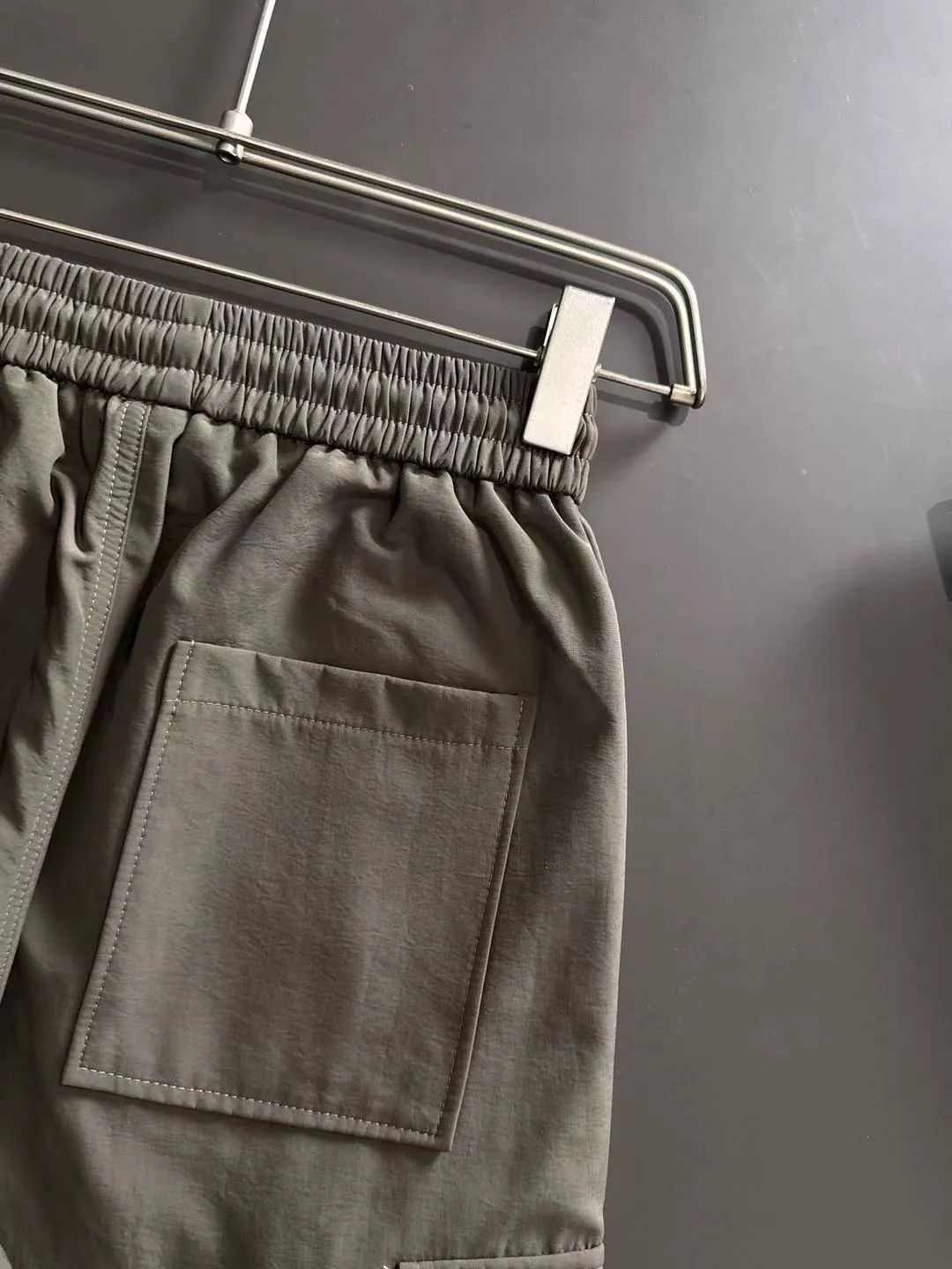 2-3 days to ship P360 Stone lsland/Stone Island Mouth Co-branded Exclusive launch of 25ss autumn and winter new high-quality trousers Compare real-life details at will The craftsmanship that ordinary small workshops cannot copy Top-level ZP development Unique imported fabric feel Purely imported German machine production Precision operation Ten thousand needle density A pair of trousers with rich details You can see the development strength A full set of new accessories can be customized simultaneously Simple yet elegant Soft, delicate and comfortable The upper body is versatile and fashionable A perfect choice for autumn and winter, a must-have item. Sizes: M to 3XL (please state your height and weight when placing an order)